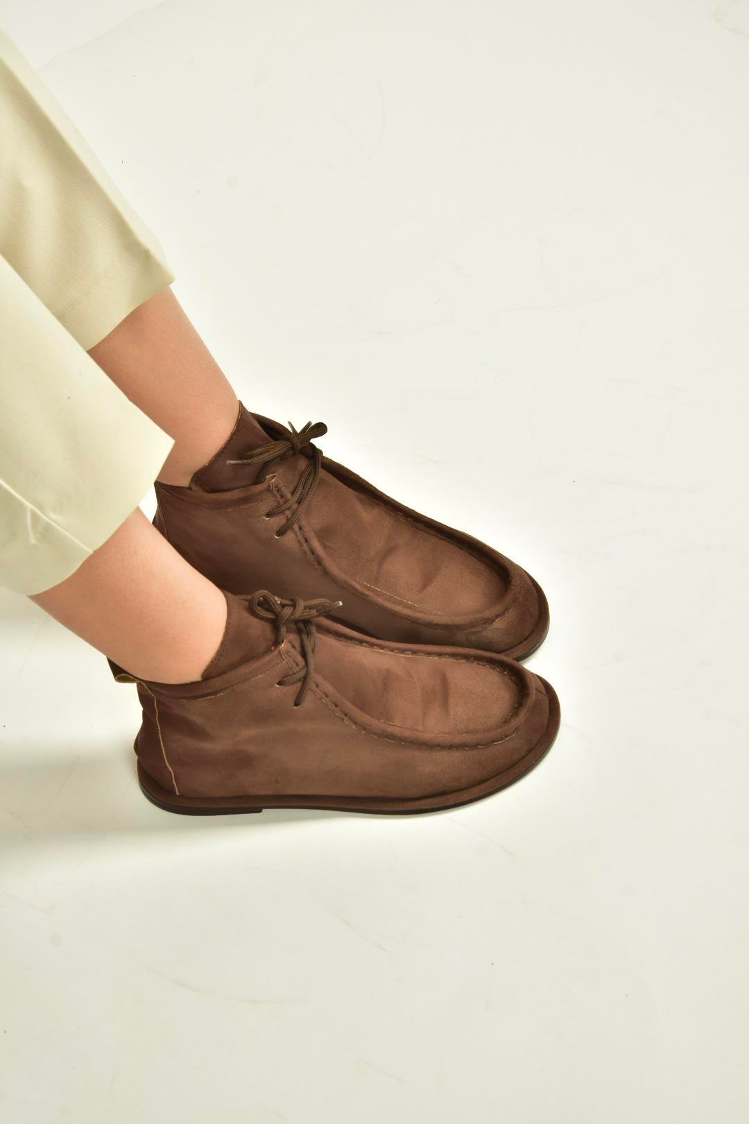 V846926302 Kahverengi Süet Düz Tabanlı Bağcıklı Kadın Bot