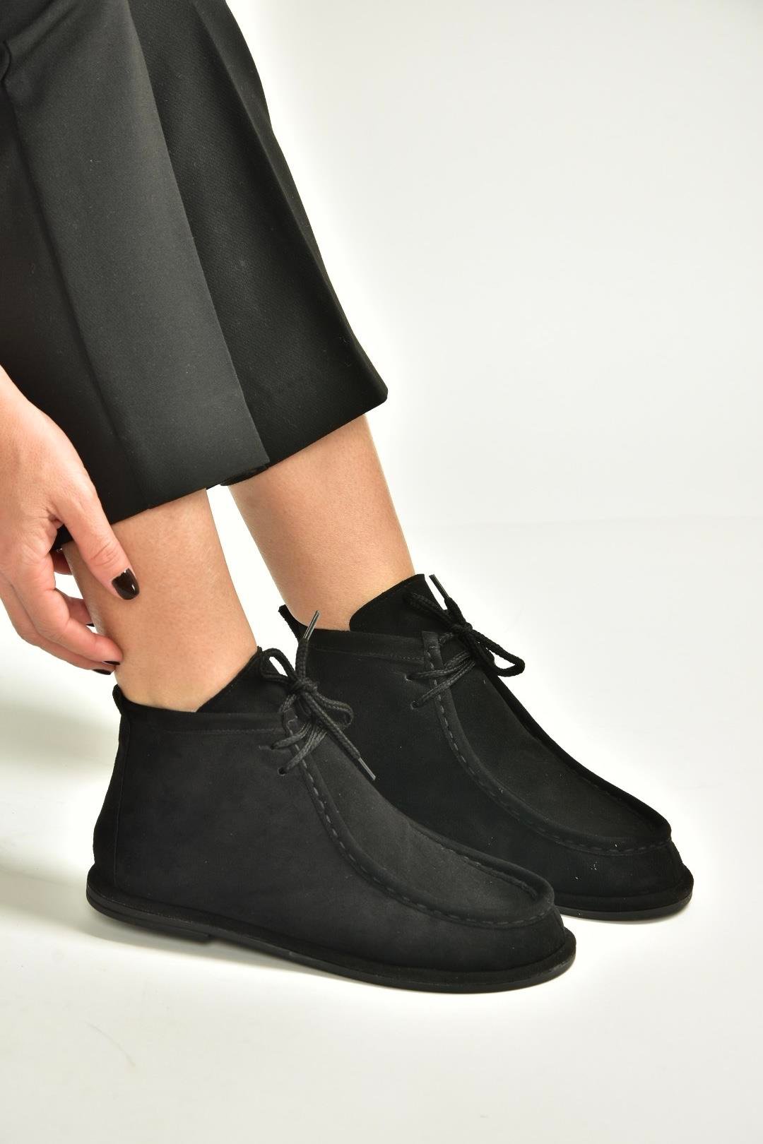 V846926302 Siyah Süet Düz Tabanlı Bağcıklı Kadın Bot