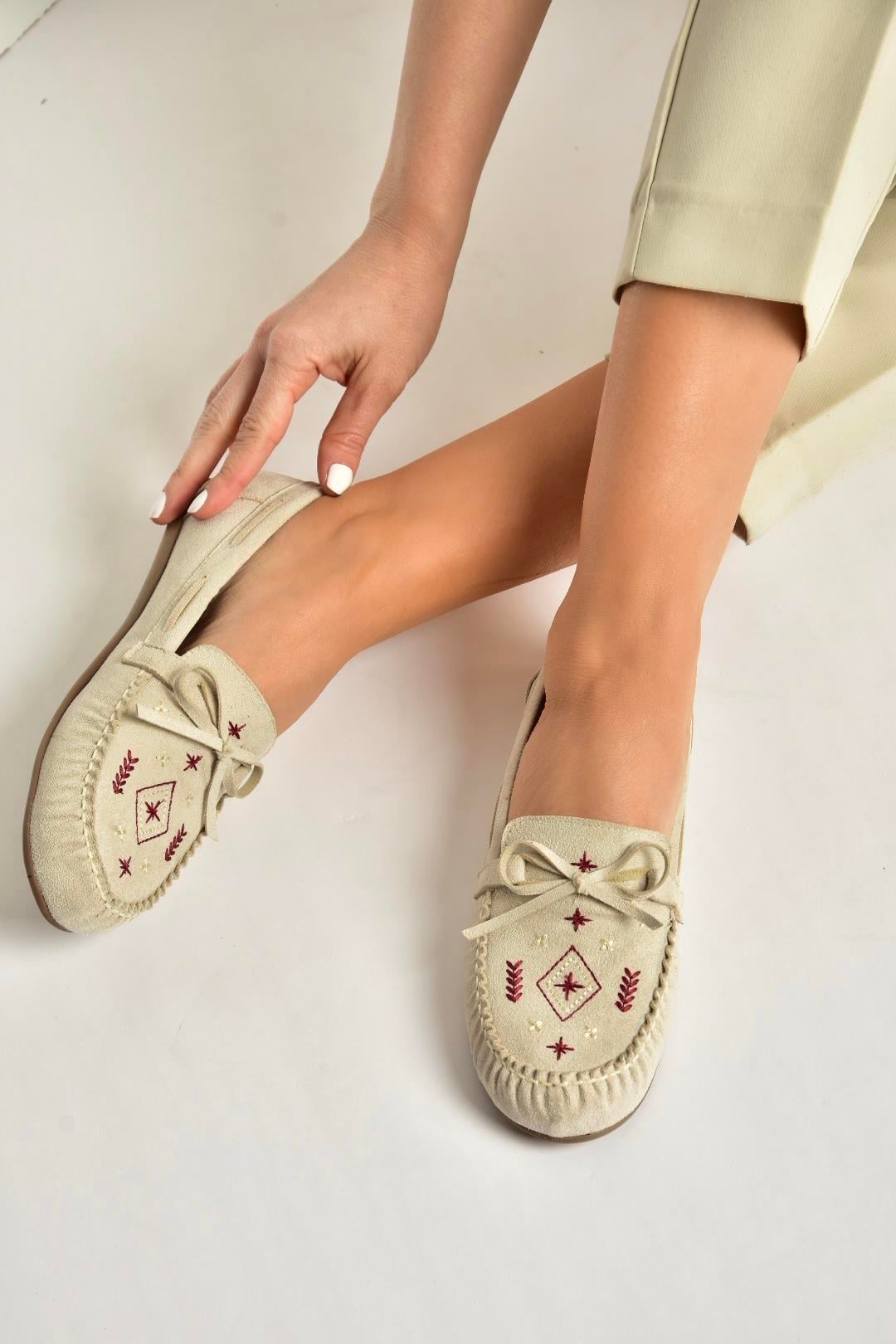 Y996073102 Bej Süet Renkli Motif İşlemeli Kadın Babet