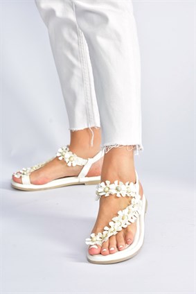 Beyaz Çiçek Aplikeli Parmak Arası Kadın Sandalet M425375209