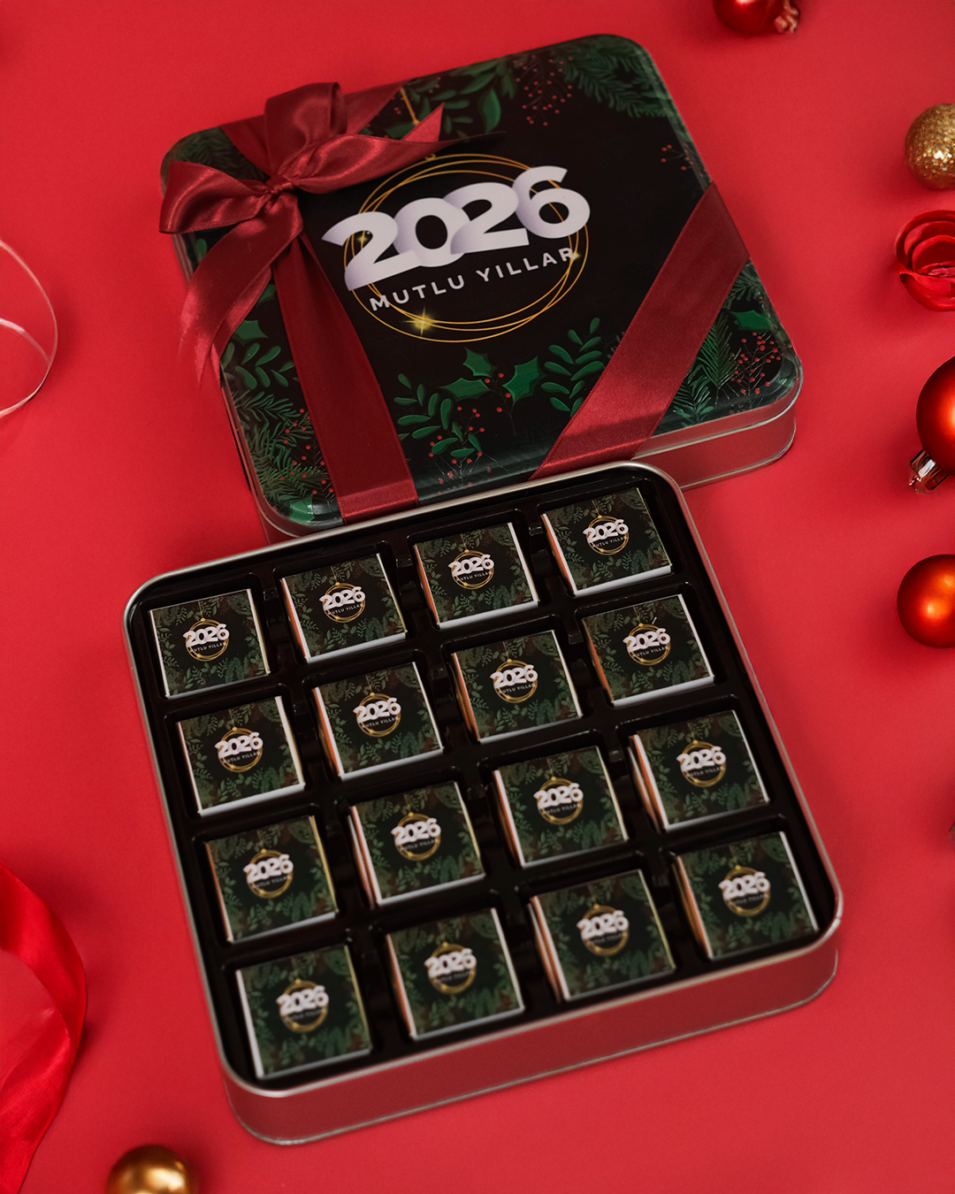 Yılbaşı Çikolataları Altın Desenli 32 Adet Madlen Çikolata Metal Kutu
