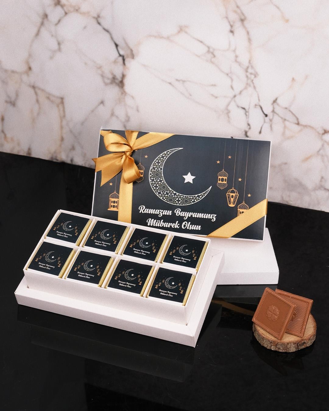 16 adet Ramazan Bayramınız Mübarek Olsun Lacivert Desenli Sekiz Bölmeli Kutu