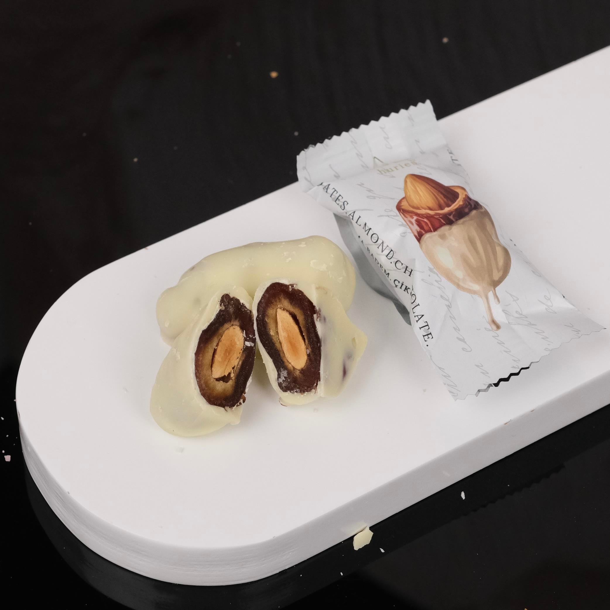 Beyaz Çikolatalı Bademli Hurma