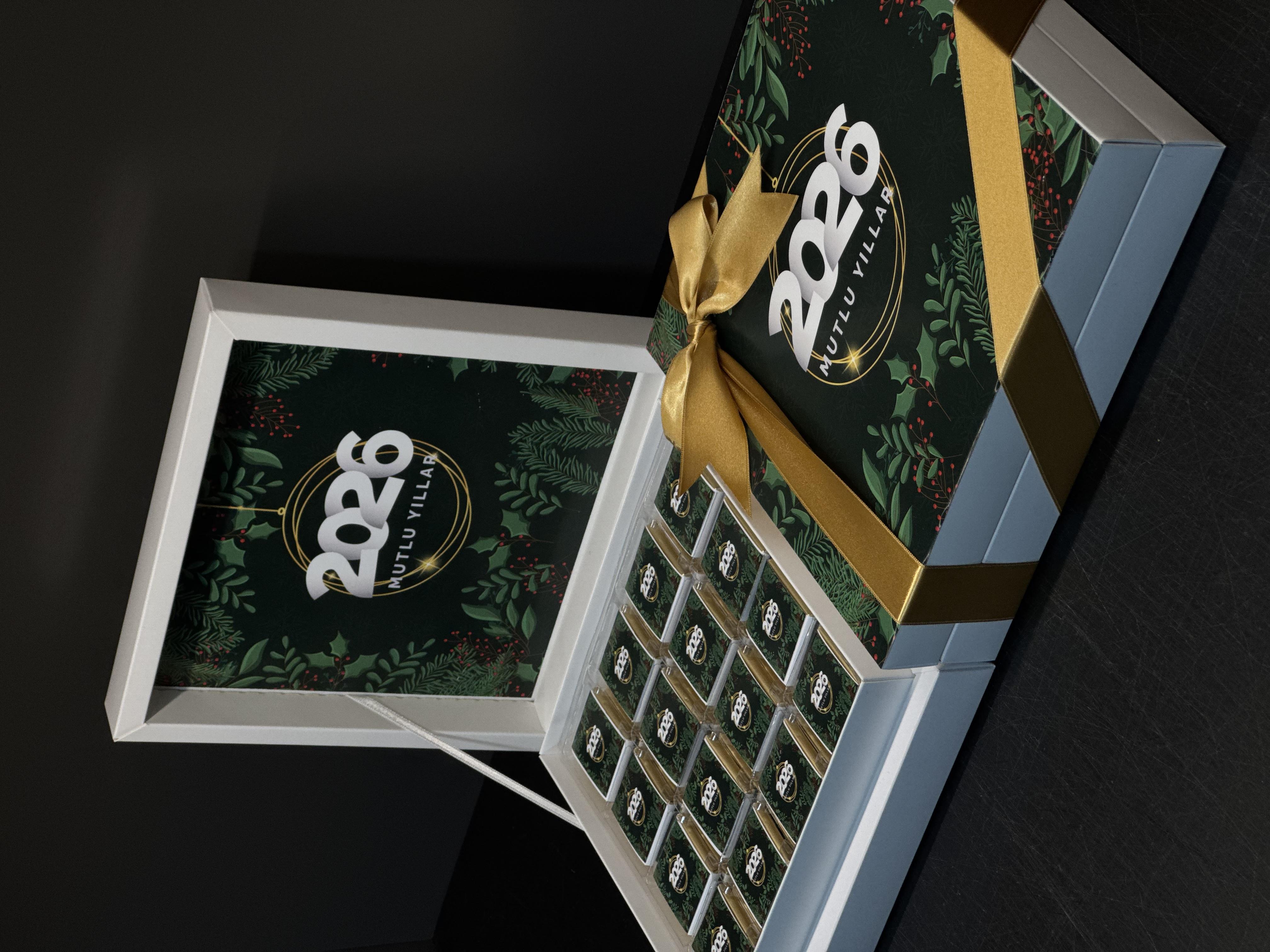 Yılbaşı Çikolataları Altın Desenli 32 Adet Madlen Çikolata Sunum Kutulu