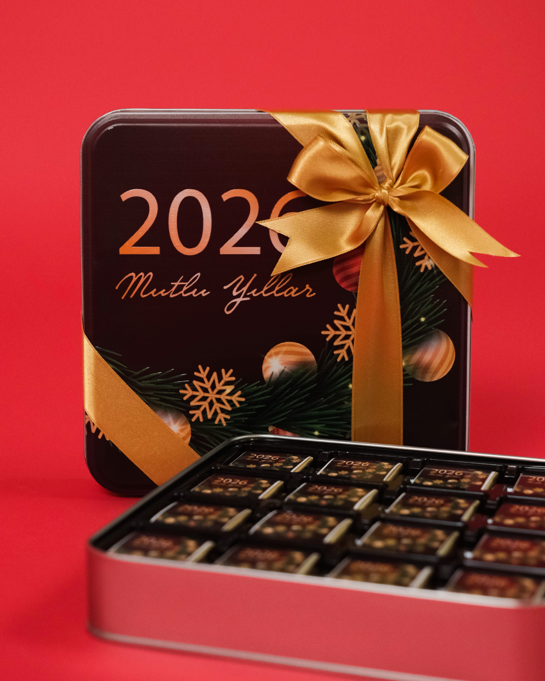 Yılbaşı Çikolataları Altın Desenli 48 Adet Madlen Çikolata Metal Kutu