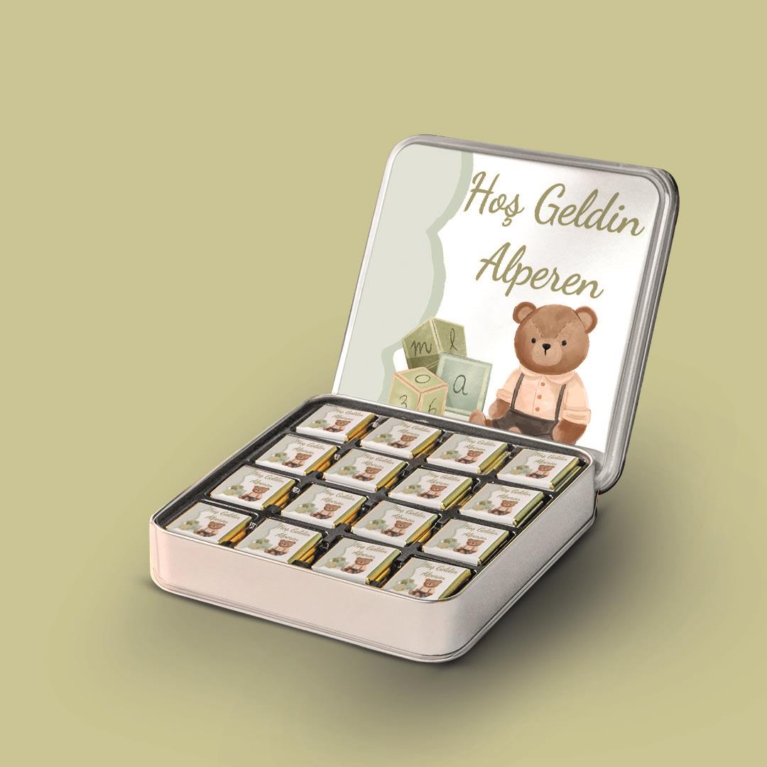 32 Adetli Oturan Ayıcık Desenli Metal Kutu Madlen Çikolata	