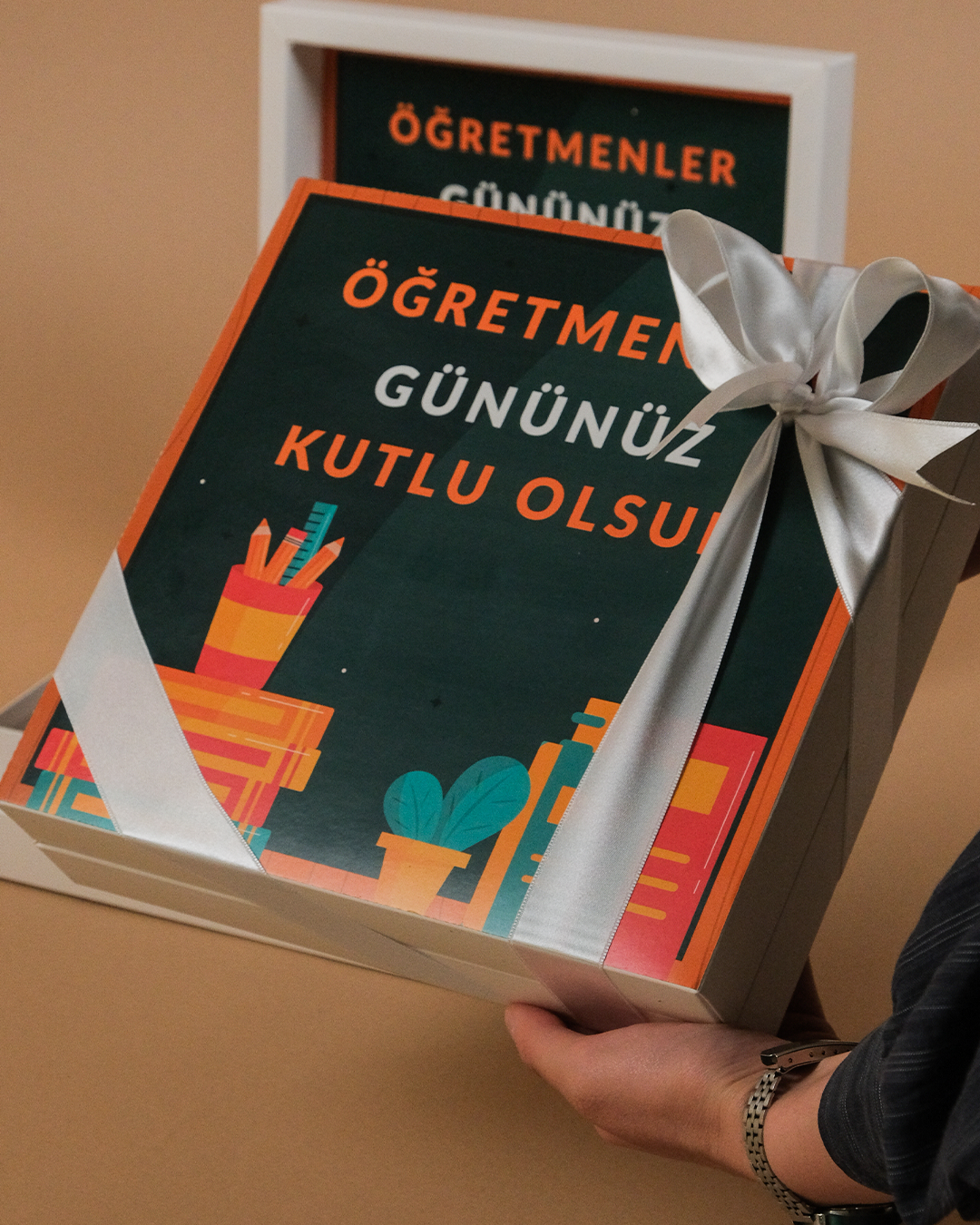 Tahta Desenli Öğretmenler Günü Hediyesi Madlen Çikolata Sunum Kutulu (32 Adet)