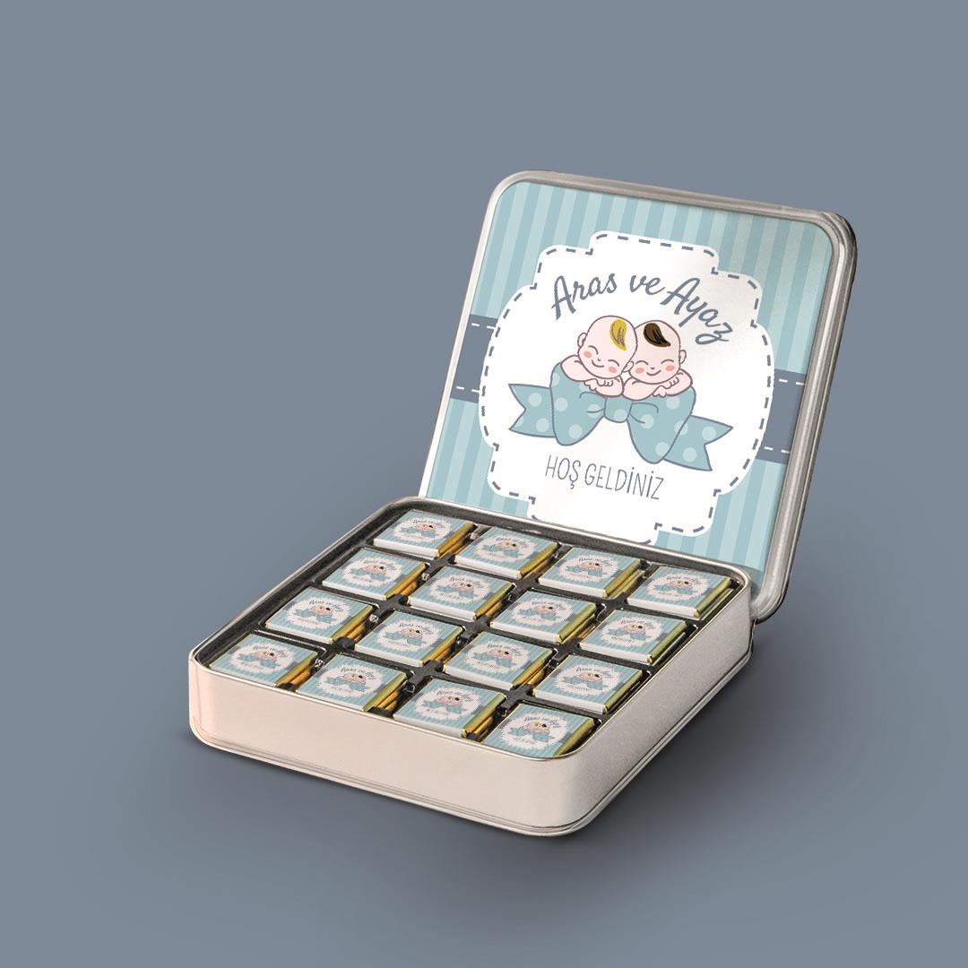 32 Adetli Çerçeve Desenli İkiz Erkek Bebek Metal Kutu Madlen Çikolata