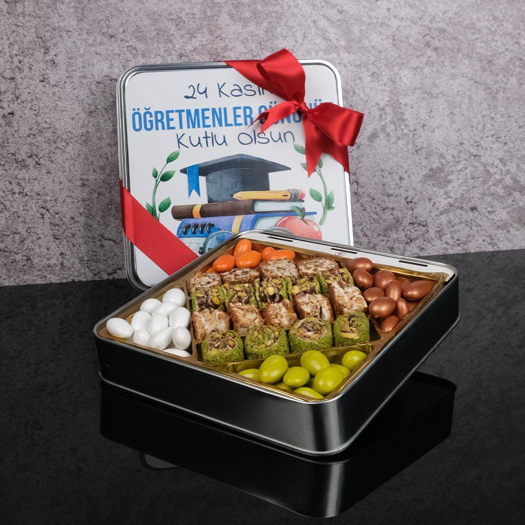 Tebeşir Desenli Öğretmenler Günü Hediyesi Special Baklava Lokum & Draje Metal Kutulu