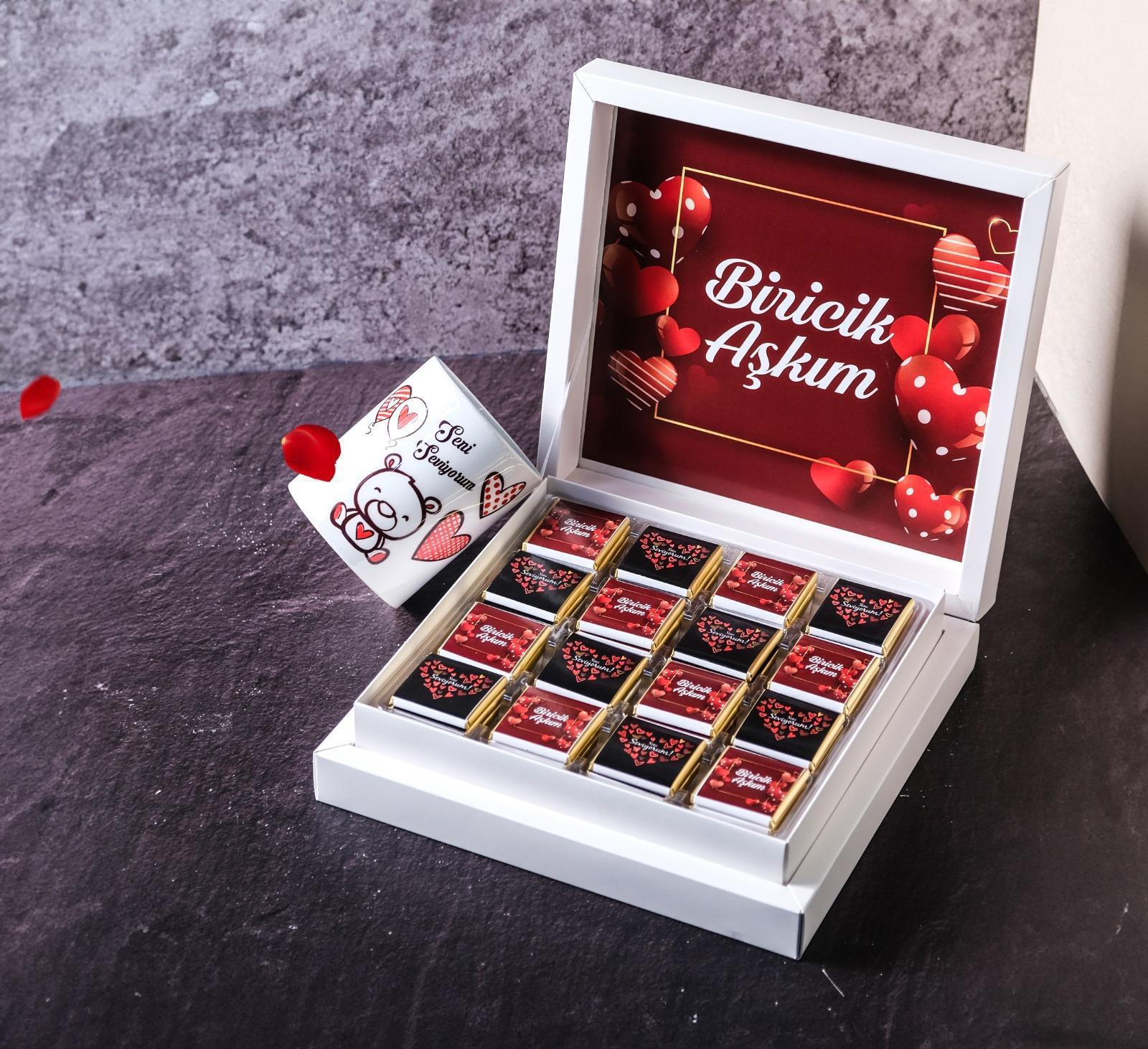 Kupalı Kadınlar Günü Çikolatası Kırmızı Kalpli Sunum Kutulu 32 Adet