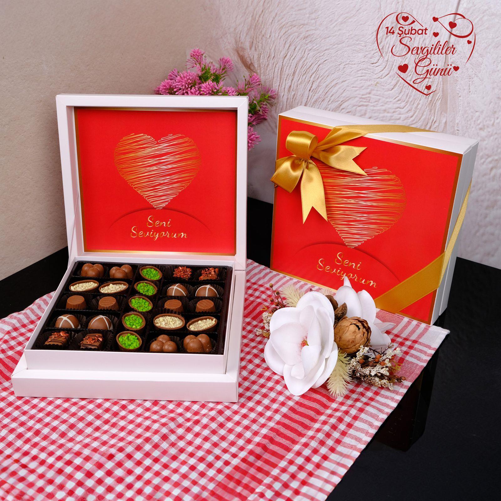 Sevgililer Günü Çikolatası Kırmızı Kalpli Sunum Kutulu