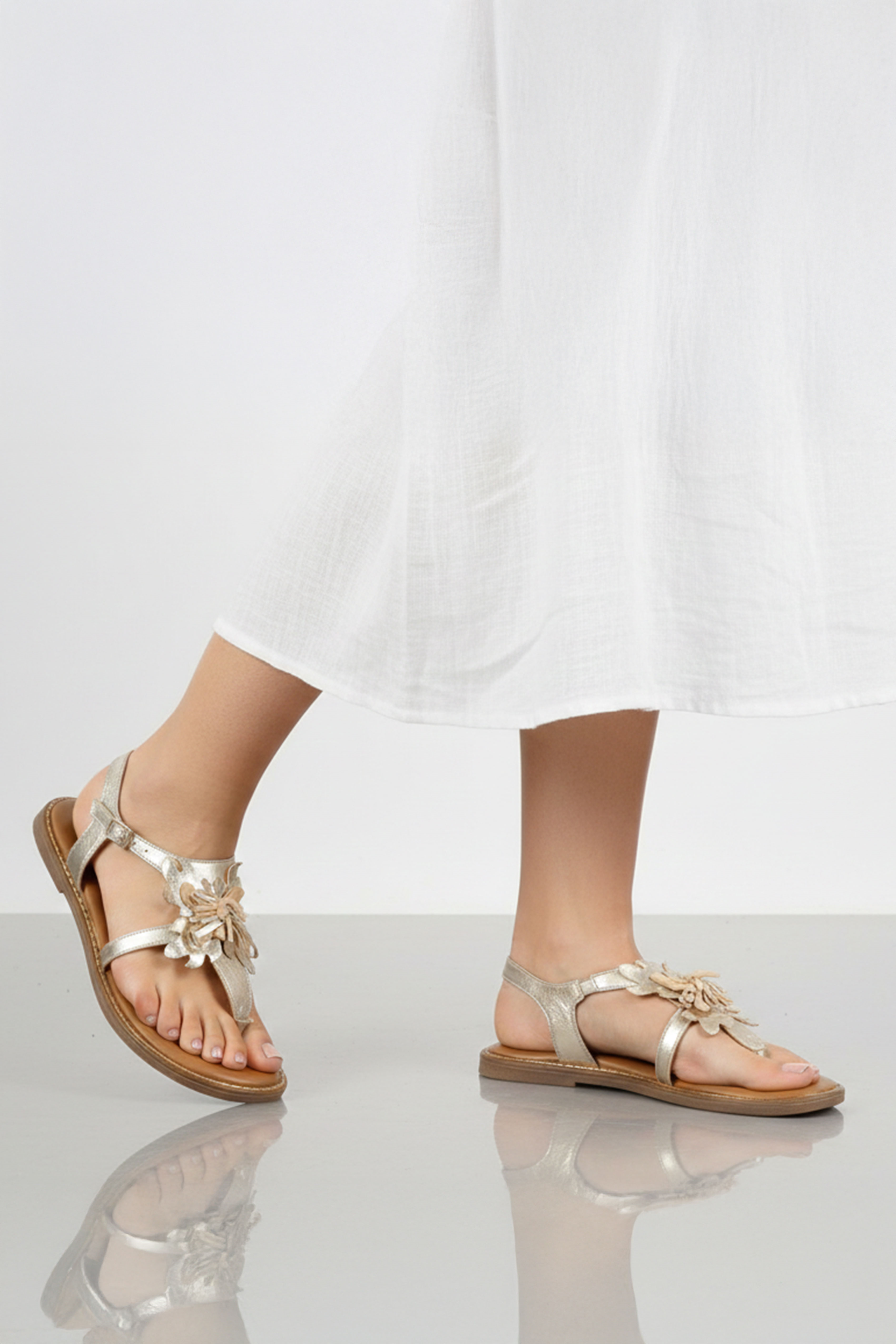 Altın Hakiki Süet Çiçekli Parmak Arası Tabanı Kahve Hakiki Deri Bilekten Bağlama Kadın Sandalet