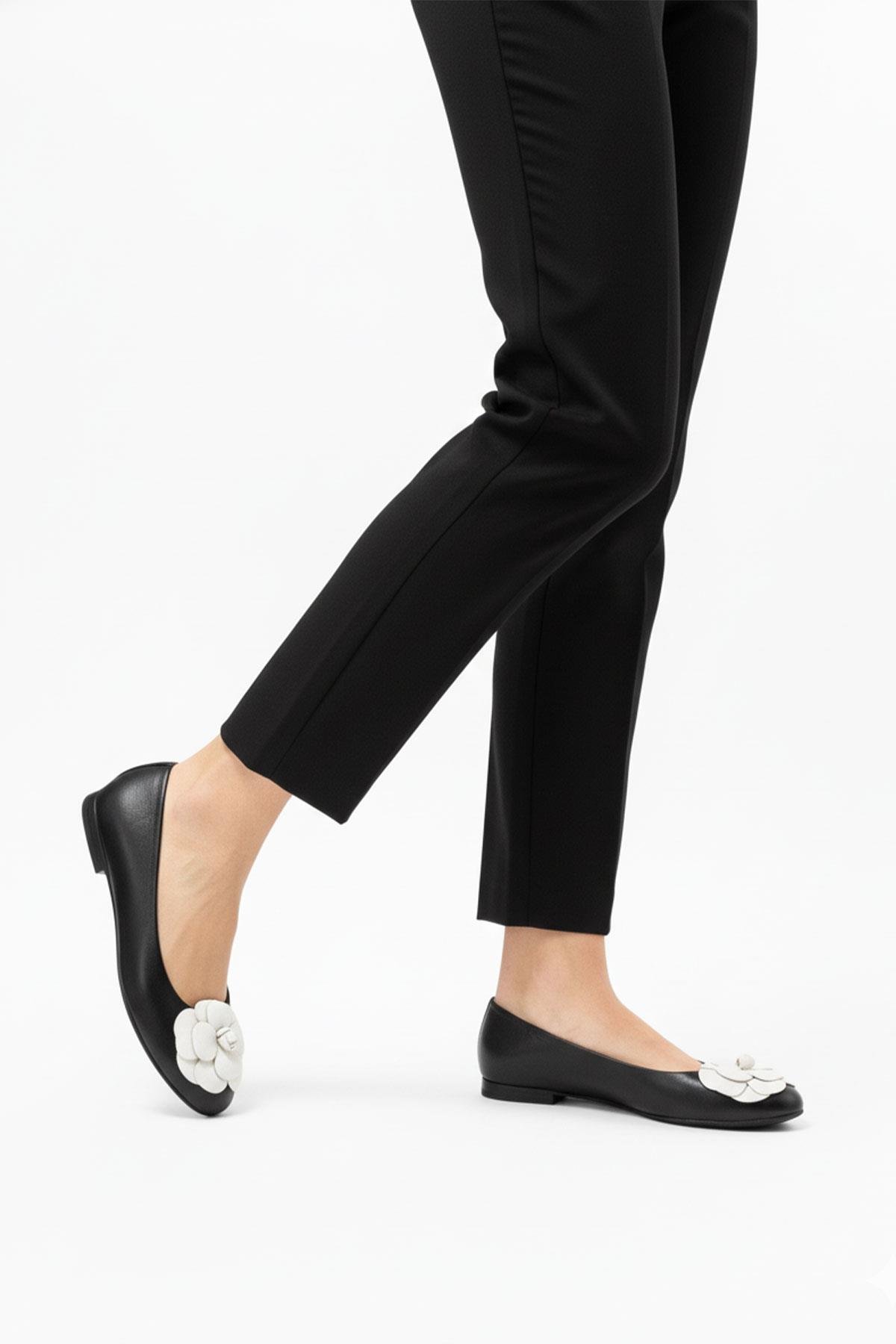 Siyah Deri Çiçek Detaylı Babet 