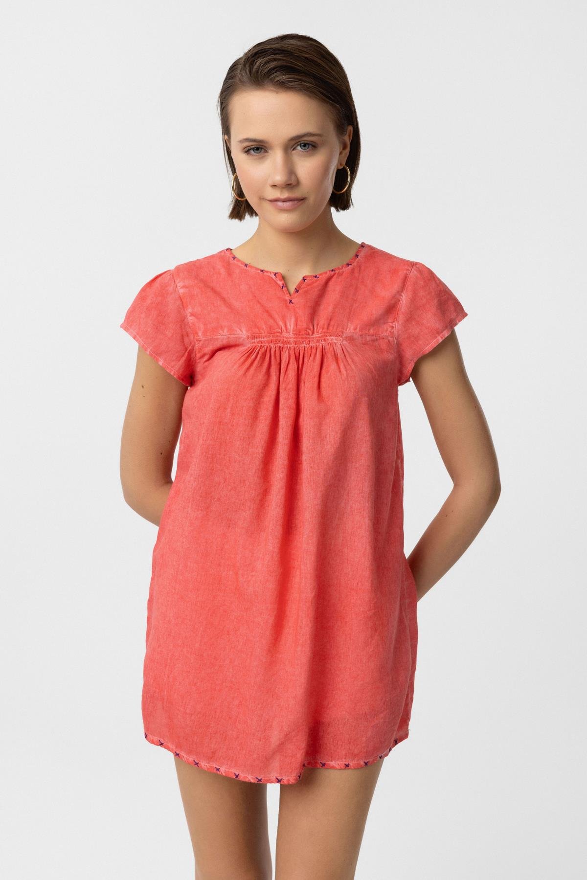 Nar Çiçeği Sırtı Nakışlı Kısa Kollu Pamuklu Gömlek Bluz