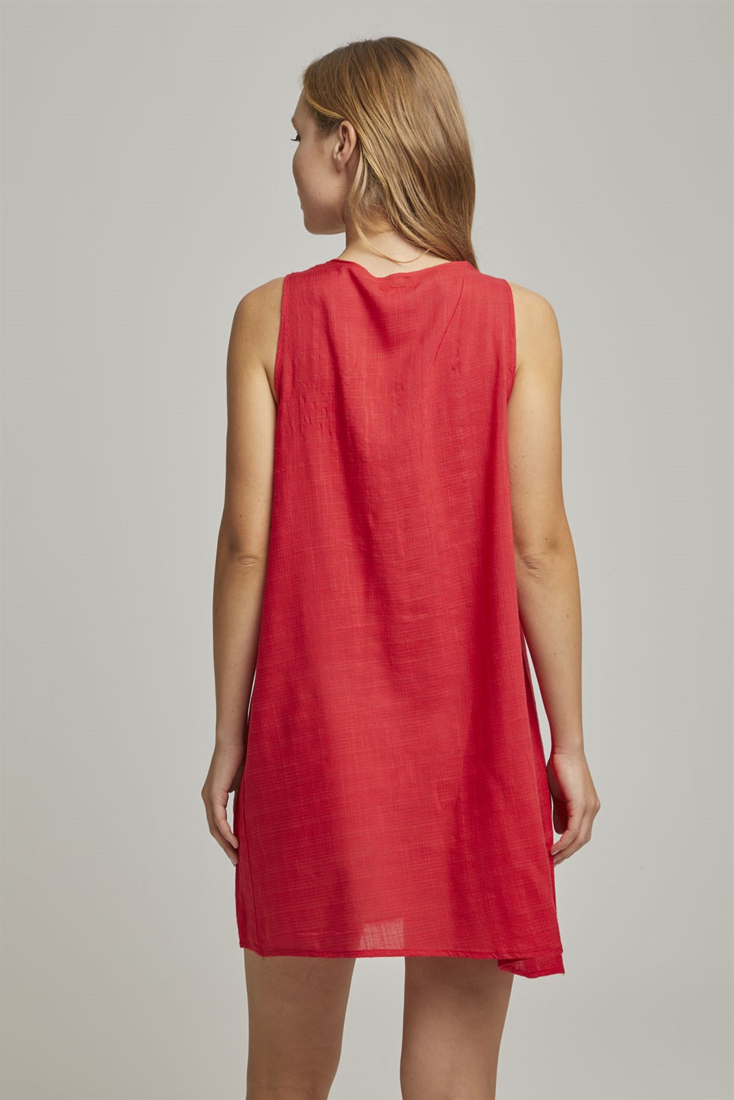 Kırmızı Şile Bezi İşlemeli Kolsuz Elbise
