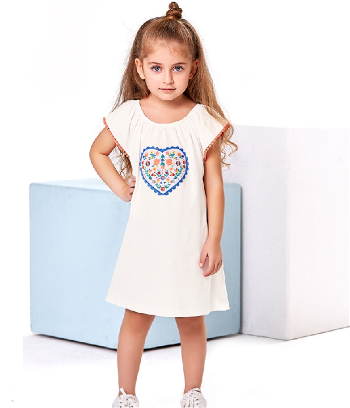 İŞLEMELİ BEYAZ ELBİSE