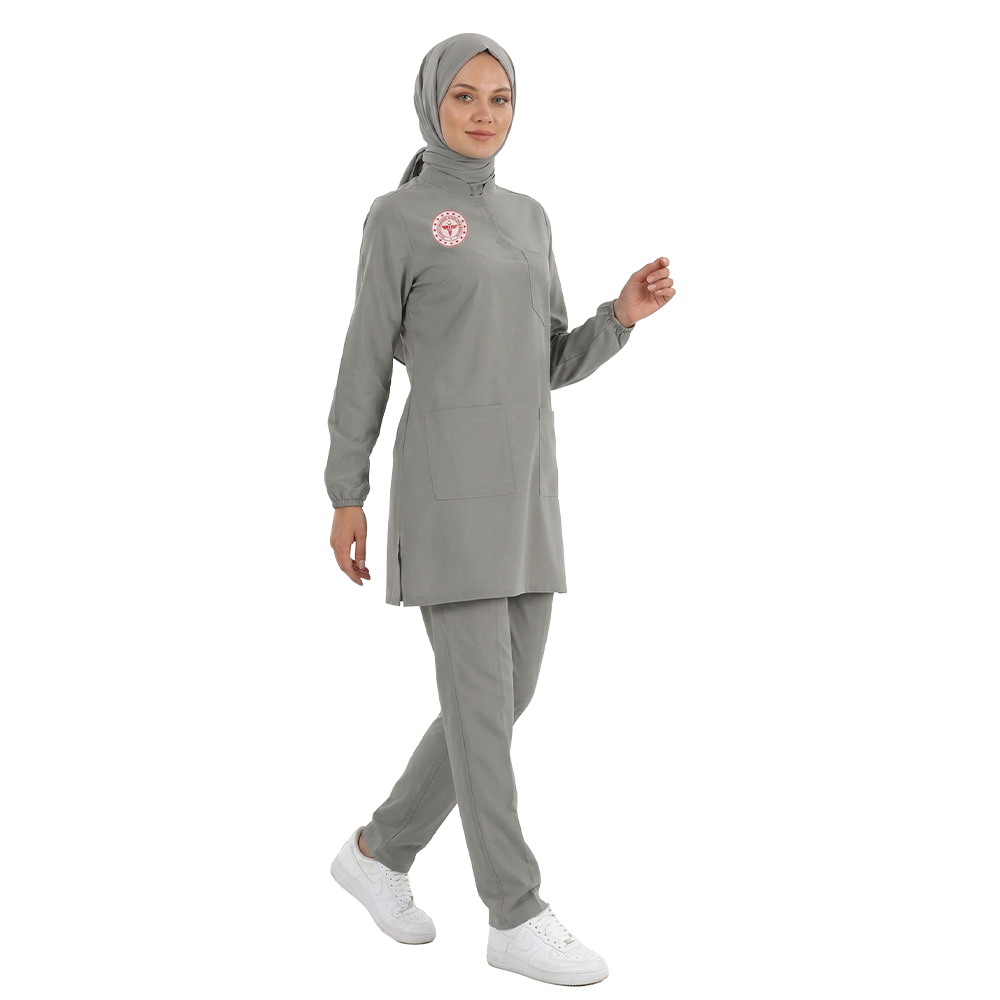 TEKNİK HİZMETLER TESETTÜR HEMŞİRE FORMASI LİKRALI SCRUBS TAKIM (NEUTRAL GRAY) SAĞLIK BAKANLIĞI UYUMLUTesettür forma, hemşire forma, scrubs, hemşire kıyafeti, hemşire önlük, hemşire üniforma, terycotton forma, uzun kollu bayan formaSağlık Bakanlığı Standart Formaları