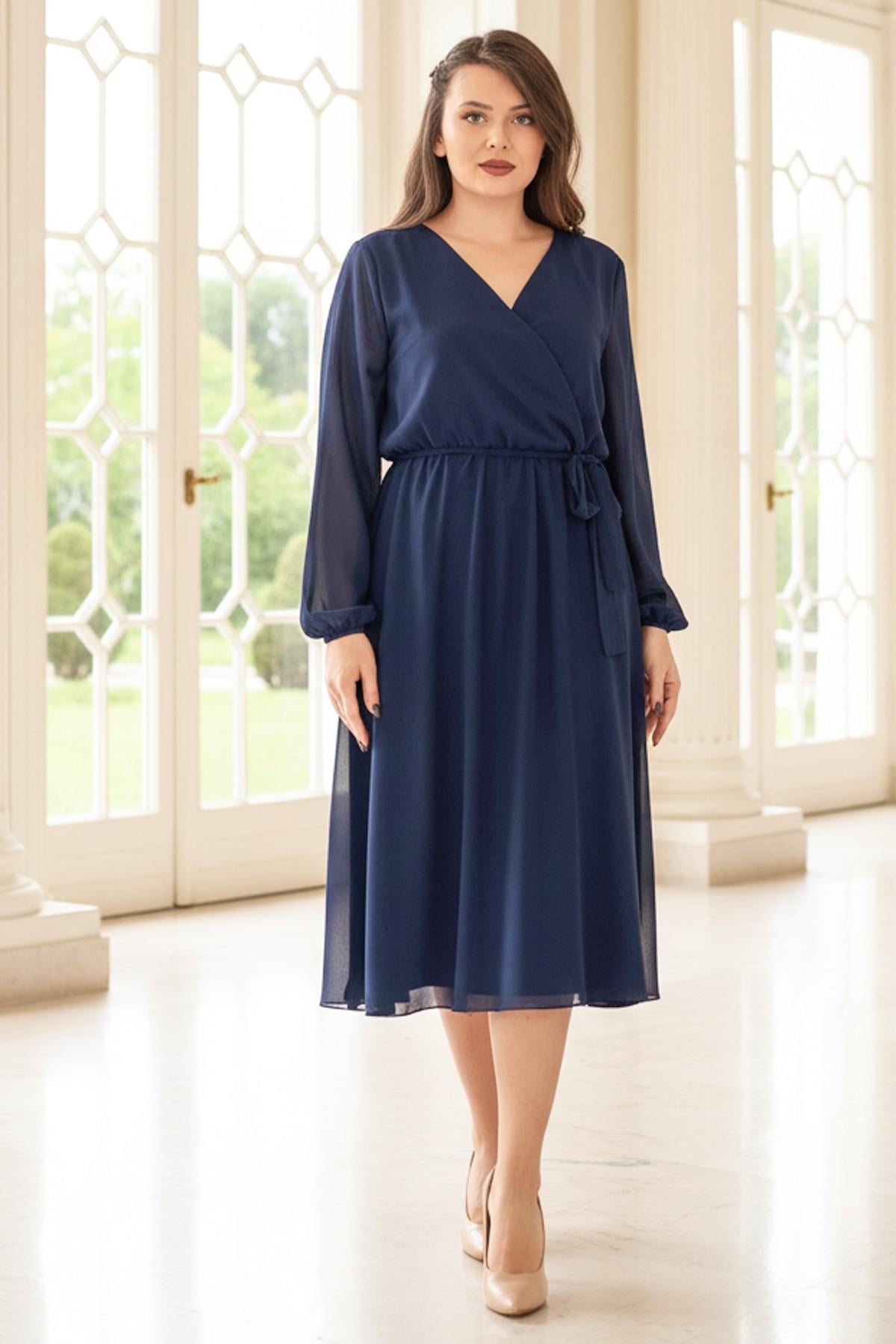 Robe de soirée en mousseline de soie avec ceinture bleu marine FHM916
