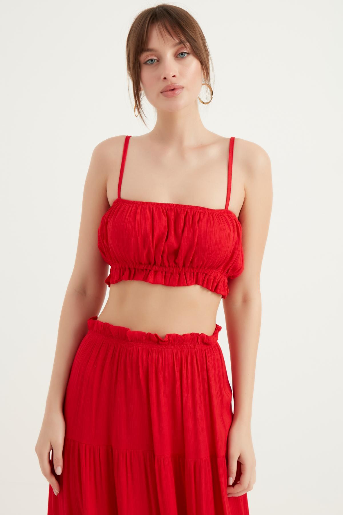 BÜZGÜLÜ ASKILI CROP BLUZ