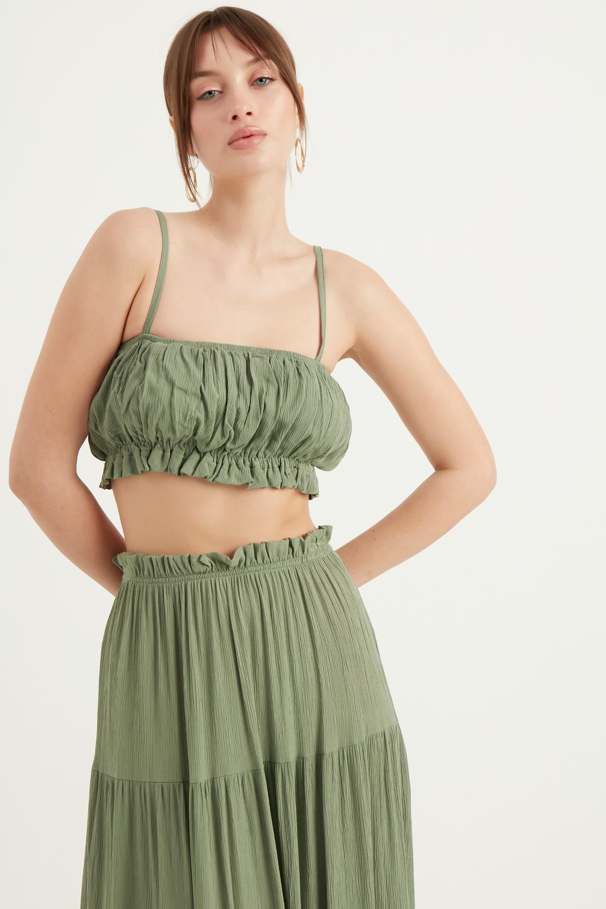 BÜZGÜLÜ ASKILI CROP BLUZ
