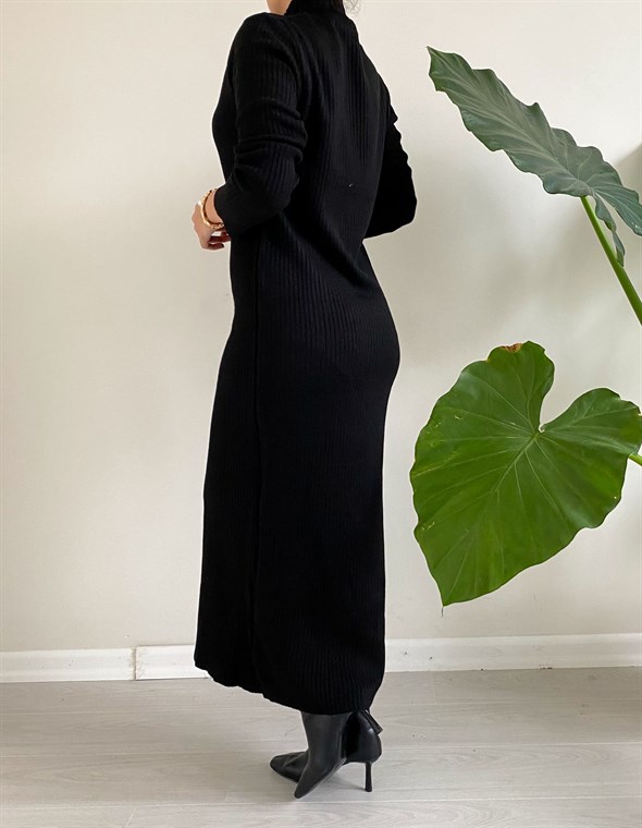 Siyah Yırtmaçlı Asil Triko Elbise
