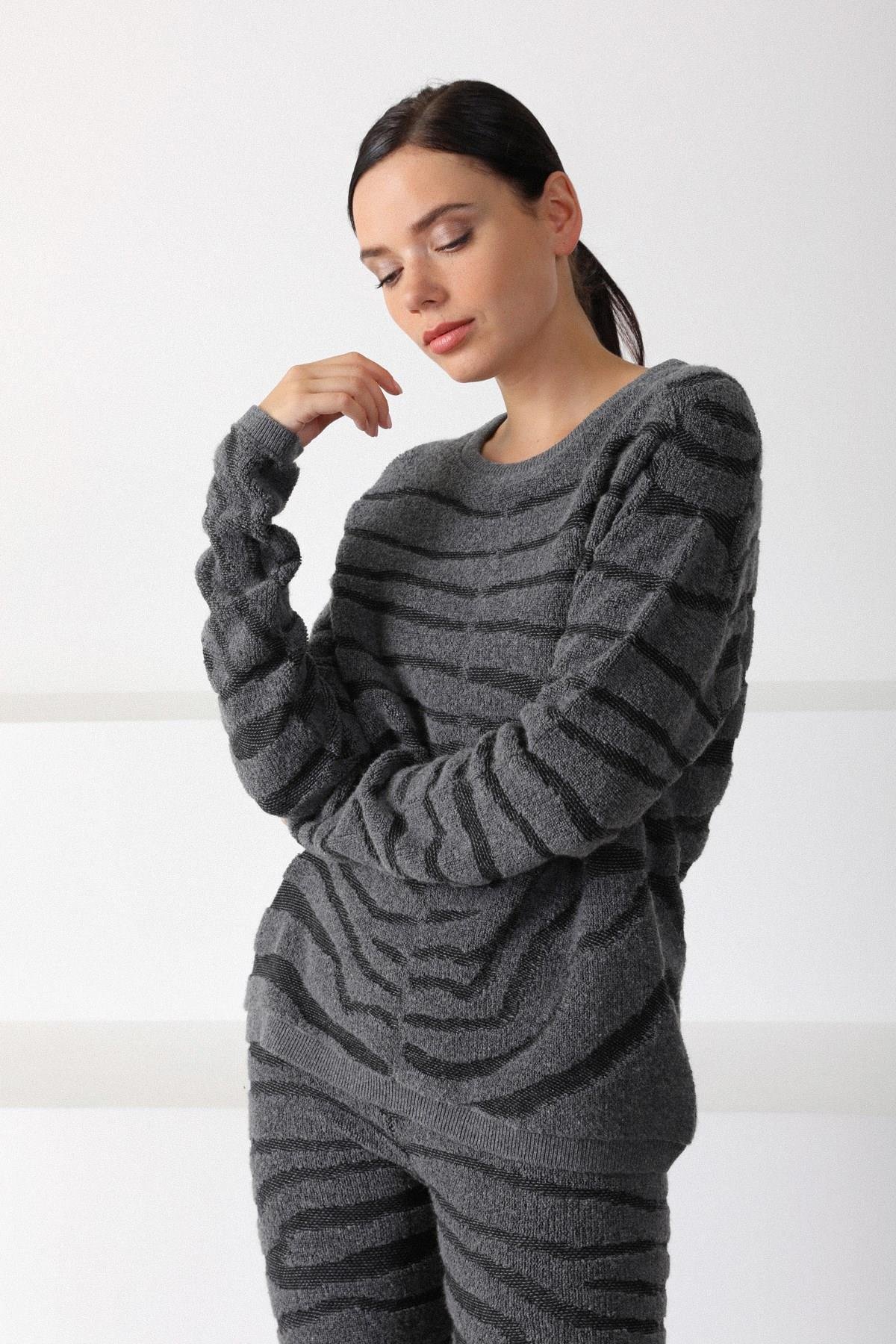 Ferraro Antrasit Zebra Desenli Kadın Triko Kazak