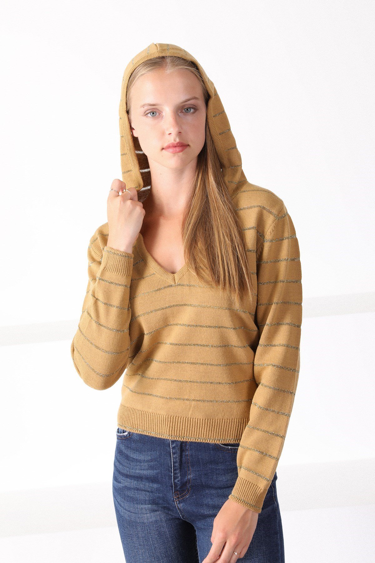 Ferraro Camel V Yaka Kapüşonlu Kadın Triko Kazak