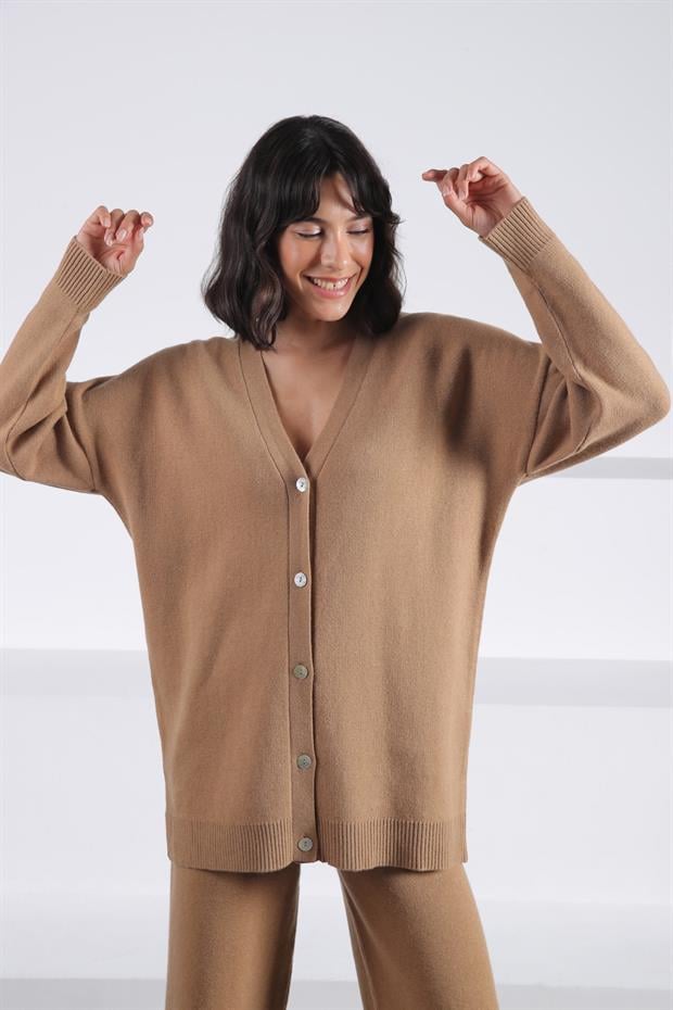 Ferraro Camel Uzun Kollu Oversize V Yaka Düğmeli Kaşmirli Kadın Triko Ceket