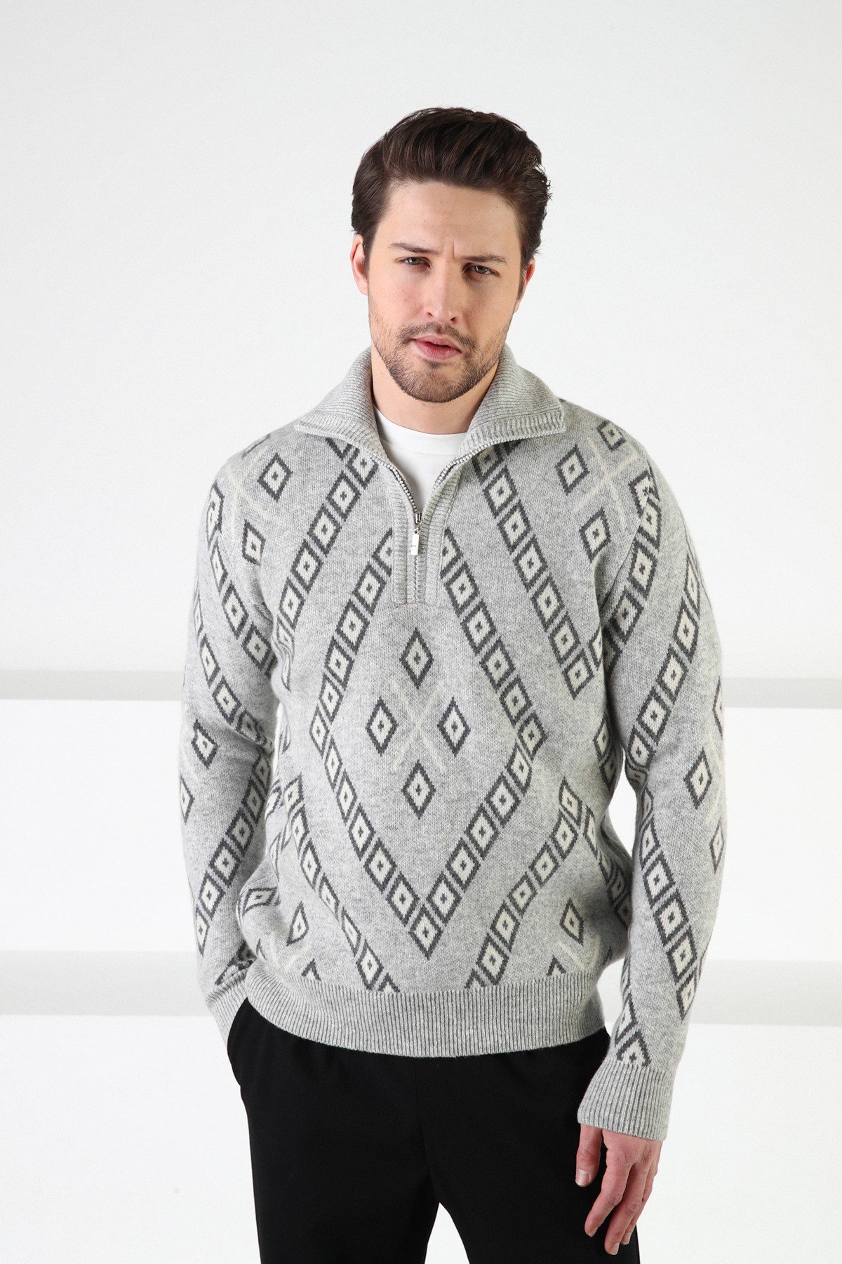 Ferraro A.Gri Kare Desenli Dik Yaka %100 Kuzu Yünü Erkek Kazak