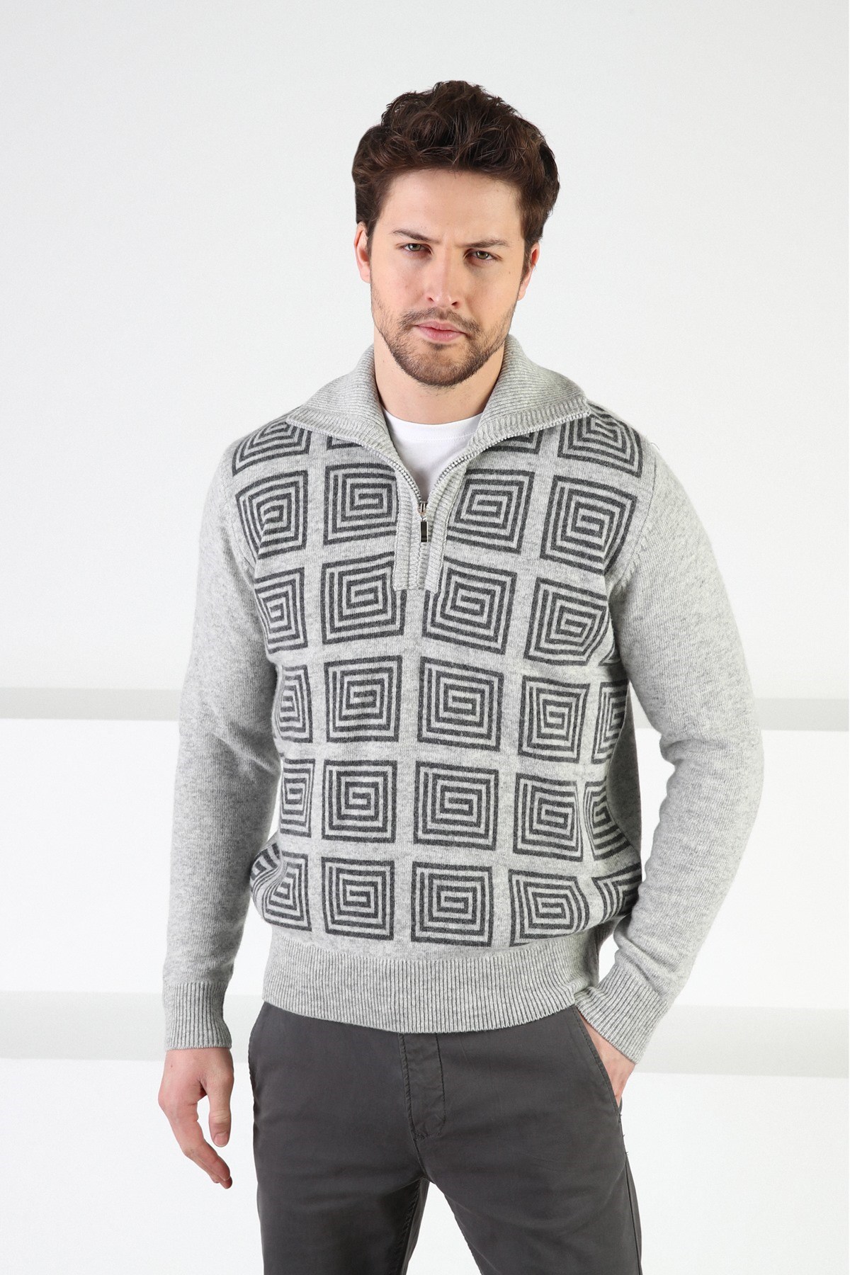 Ferraro A.Gri Kare Desenli Dik Yaka %100 Kuzu Yünü Erkek Kazak