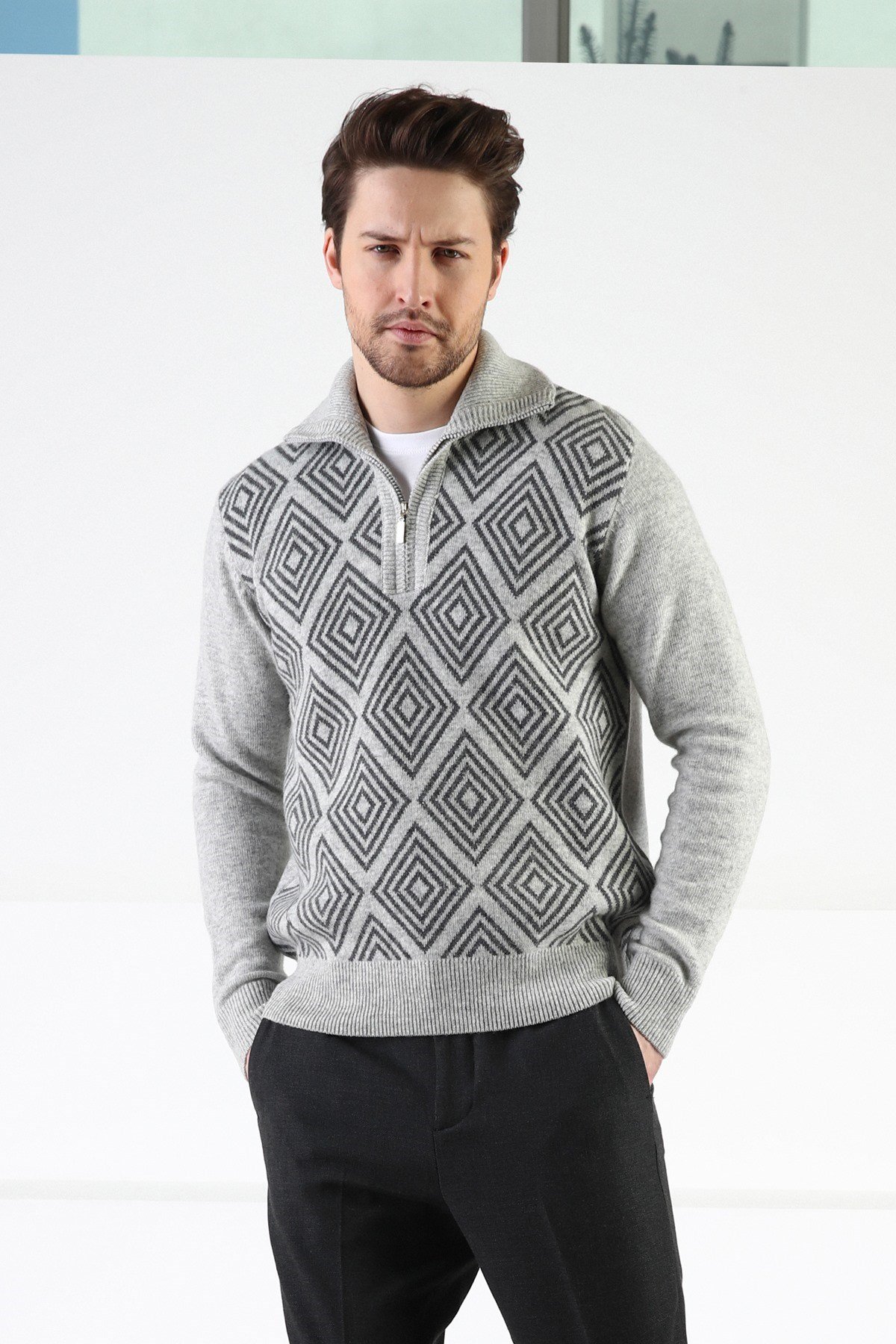 Ferraro A.Gri Kare Desenli Dik Yaka %100 Kuzu Yünü Erkek Kazak