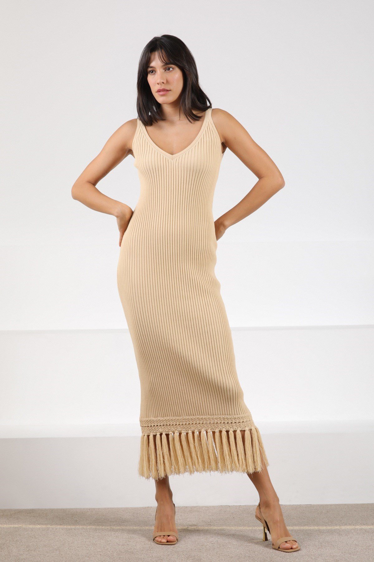 Ferraro Bal V Yaka Püsküllü Midi Boy Kadın Triko Elbise