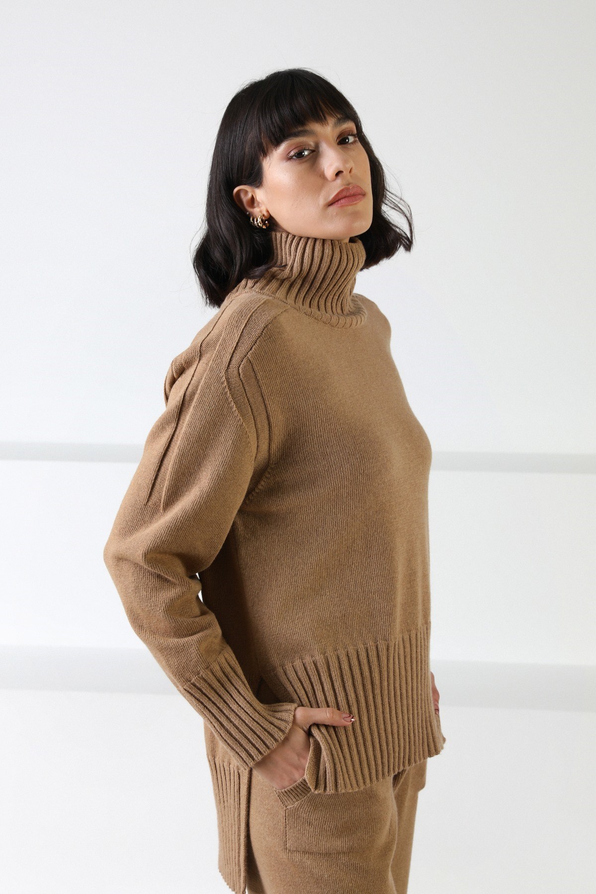 Ferraro Camel Uzun Kollu Yarım Balıkçı Yaka Kaşmirli Kadın Triko Kazak