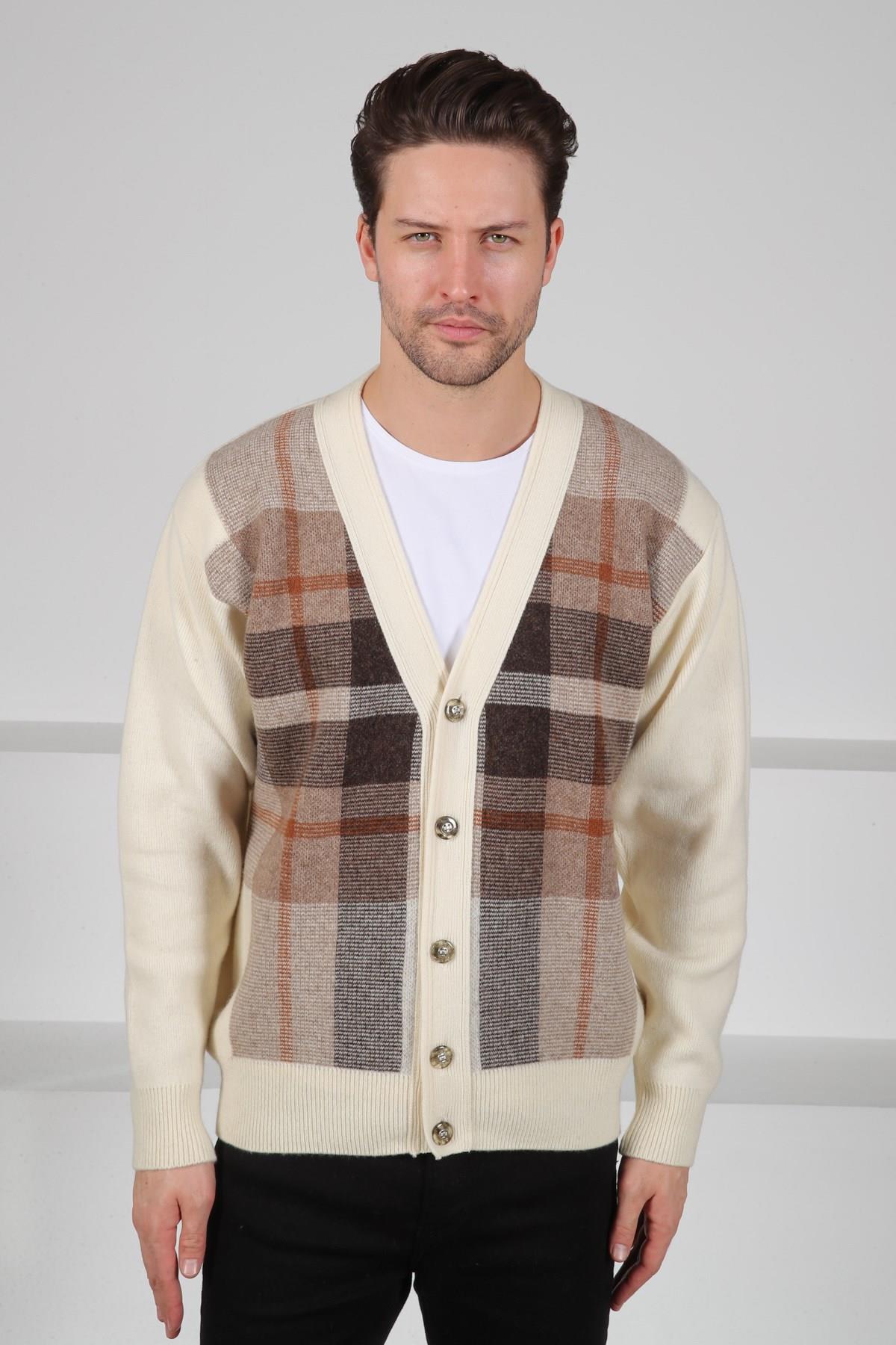 Ferraro Ekru V Yaka Düğmeli Kare Desenli Uzun Kollu %100 Kuzu Yünü Erkek Triko Ceket