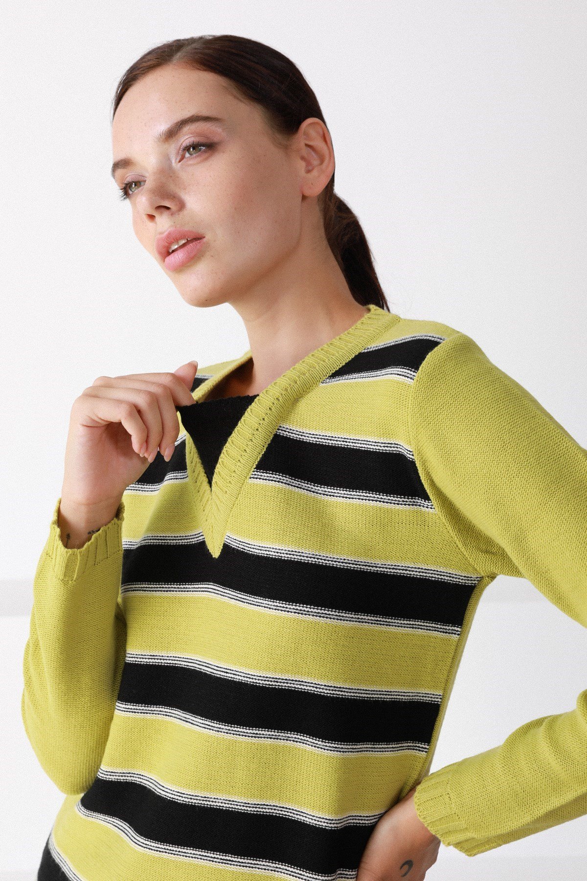 Ferraro Fıstık V Yaka Yünlü Kadın Triko Kazak