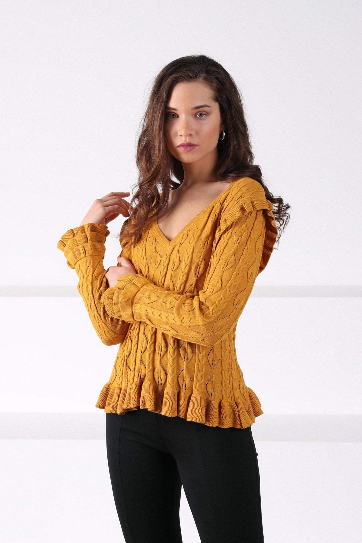 Ferraro Gold V Yaka Kolu Fırfırlı Pamuklu Kadın Triko Kazak