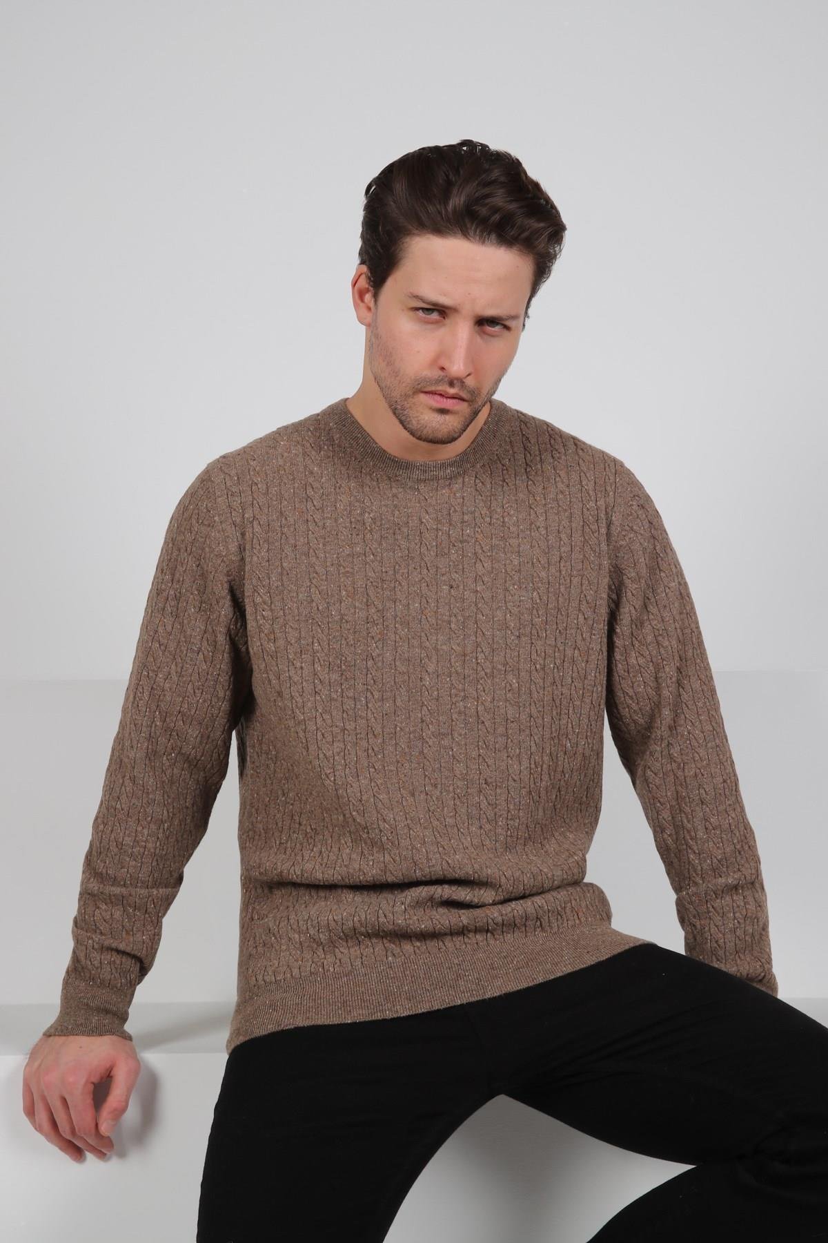 Ferraro Kahve Bisiklet Yaka Kabartmalı Saç Örgü Desenli Uzun Kollu %100 Kuzu Yünü Erkek Triko Kazak