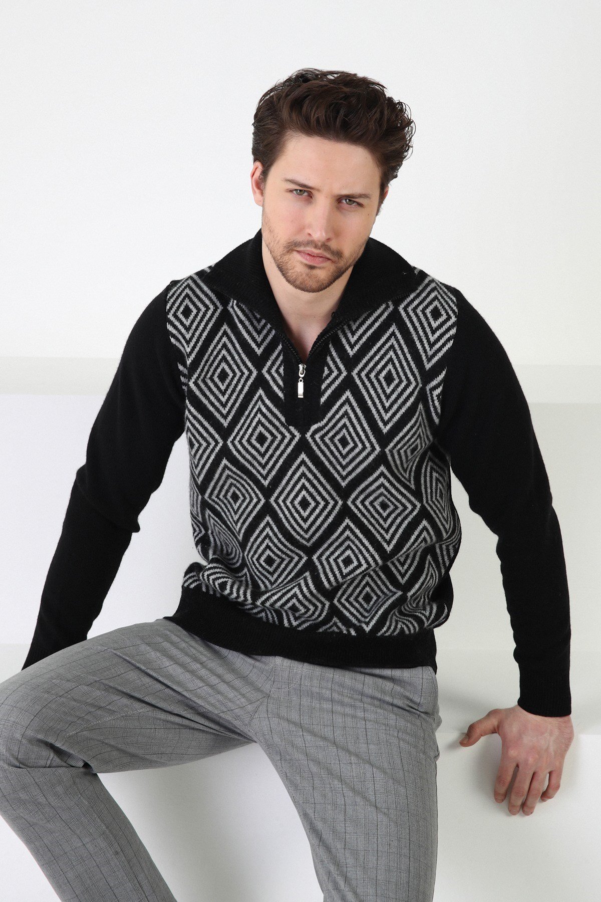 Ferraro Siyah Kare Desenli Dik Yaka %100 Kuzu Yünü Erkek Kazak