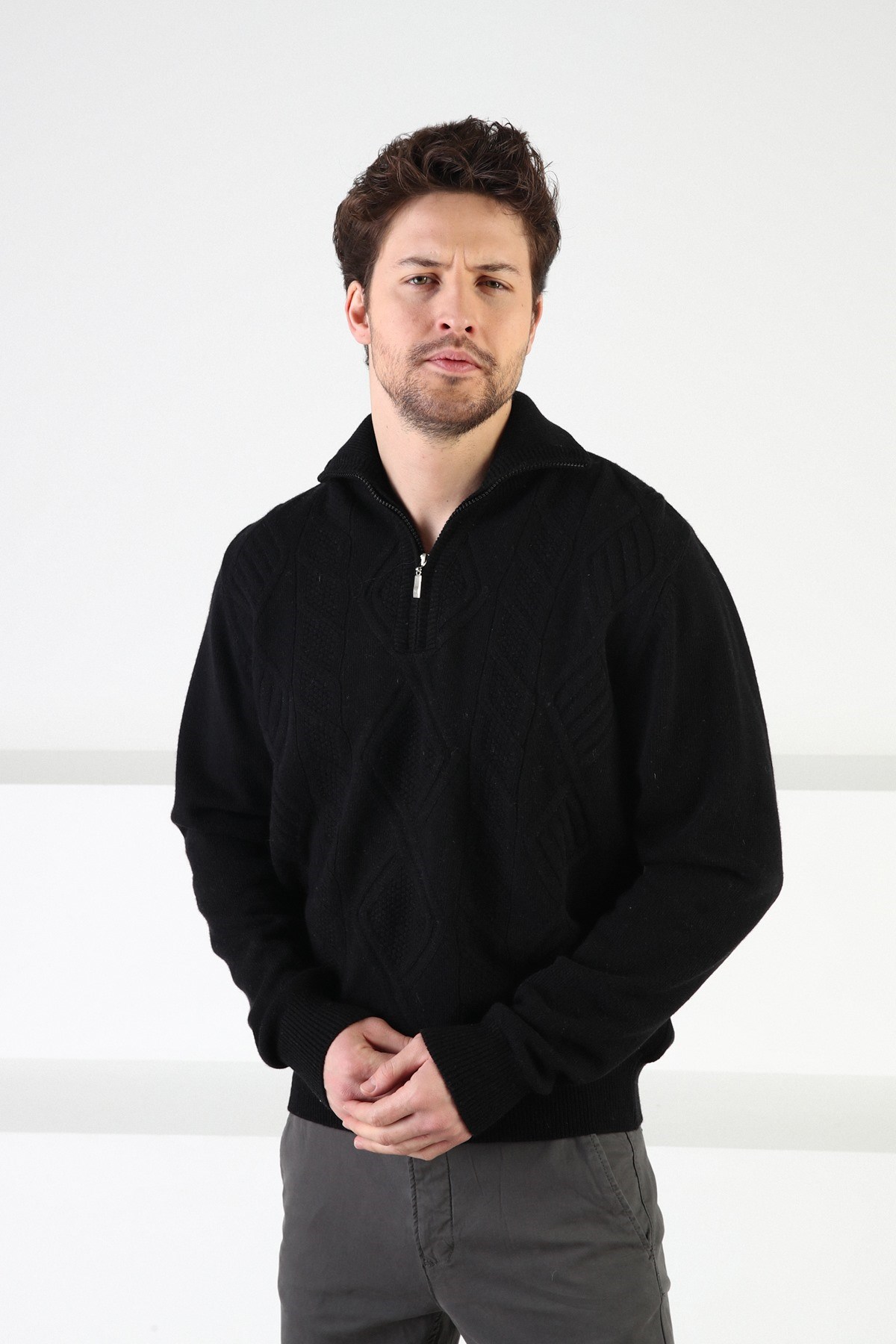 Ferraro Siyah Kendinden Desenli Dik Yaka %100 Kuzu Yünü Erkek Kazak