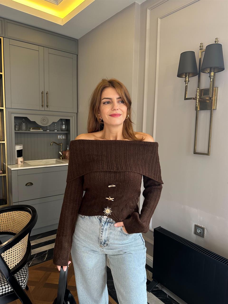 Acı Kahve Aksesuarlı Madonna Yaka Kazak