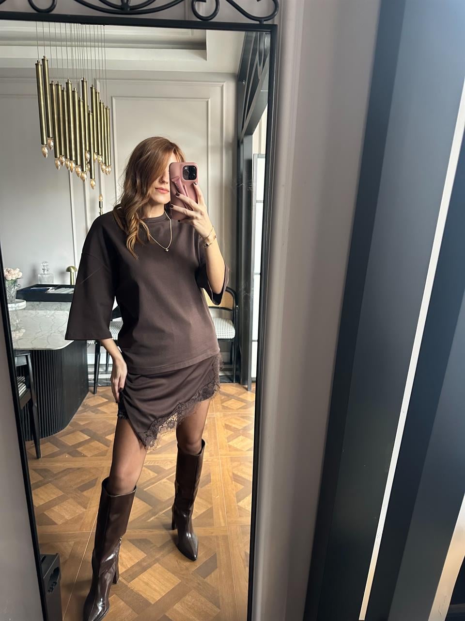 Acı Kahve Alt Dantel Detaylı Asimetrik Tişört