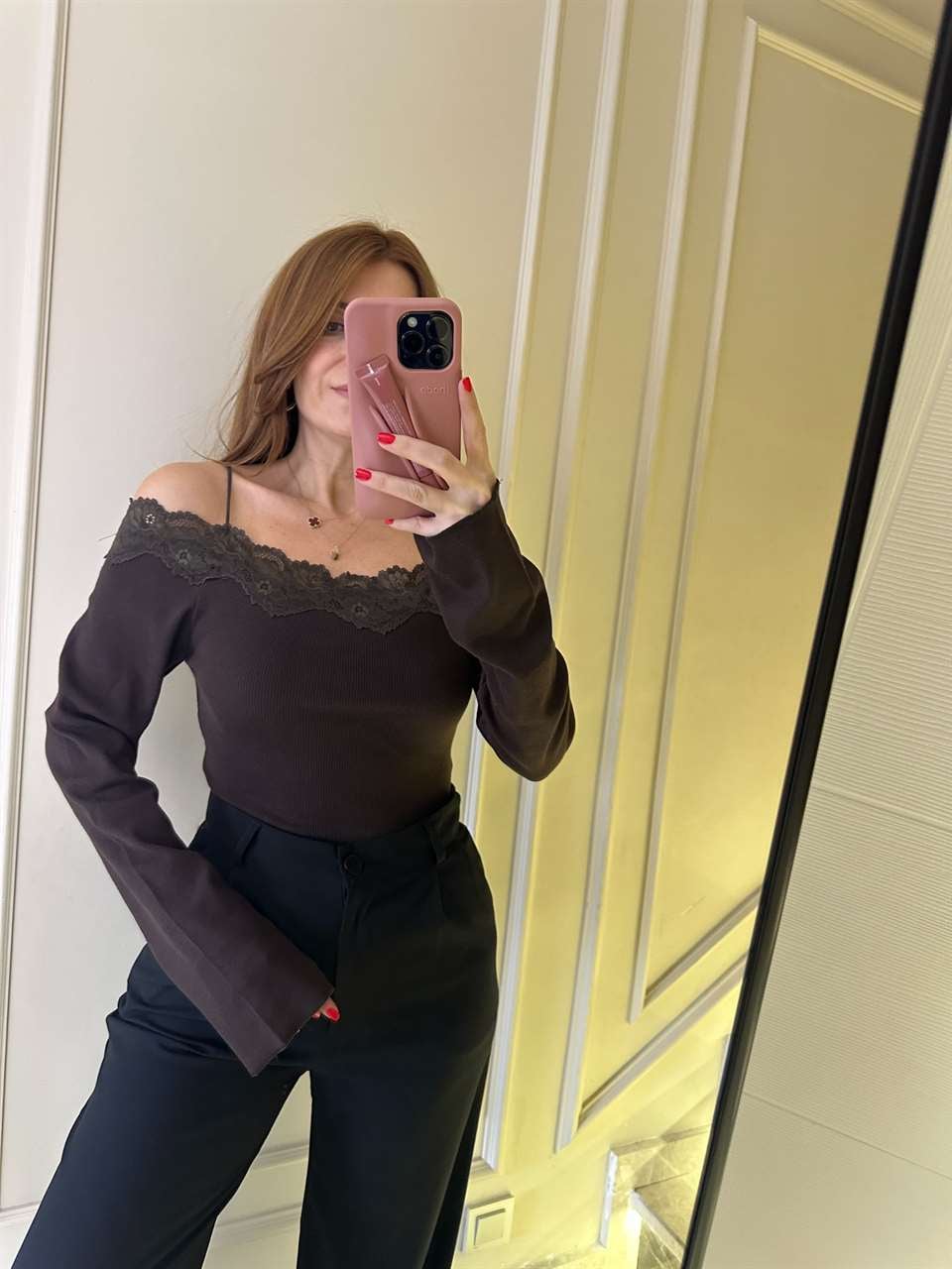 Acı Kahve Askılı Dantel Detay Madonna Yaka Bluz