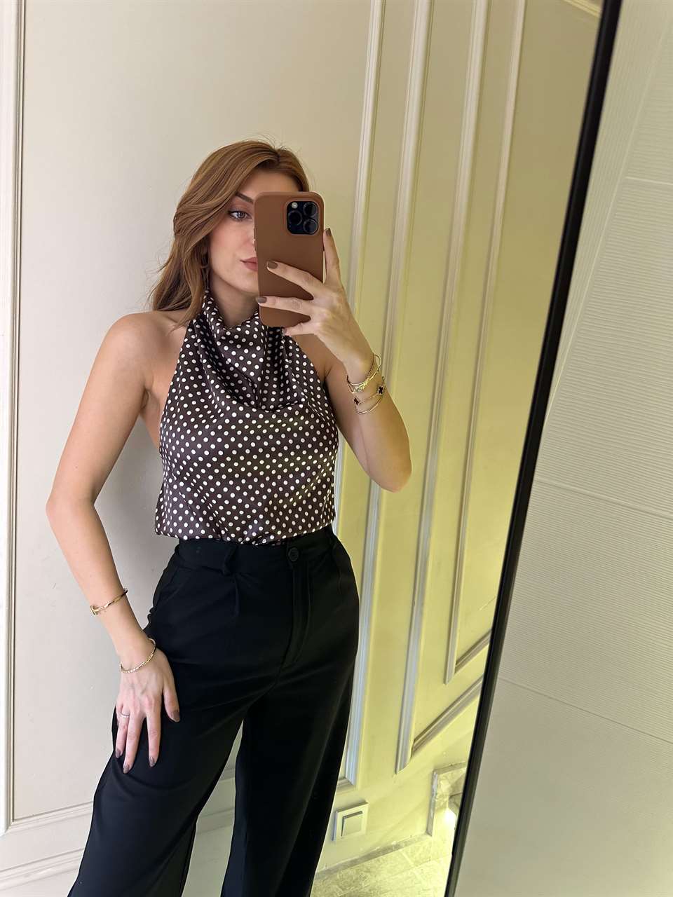 Acı Kahve Boyundan Düğmeli Puantiye Bluz