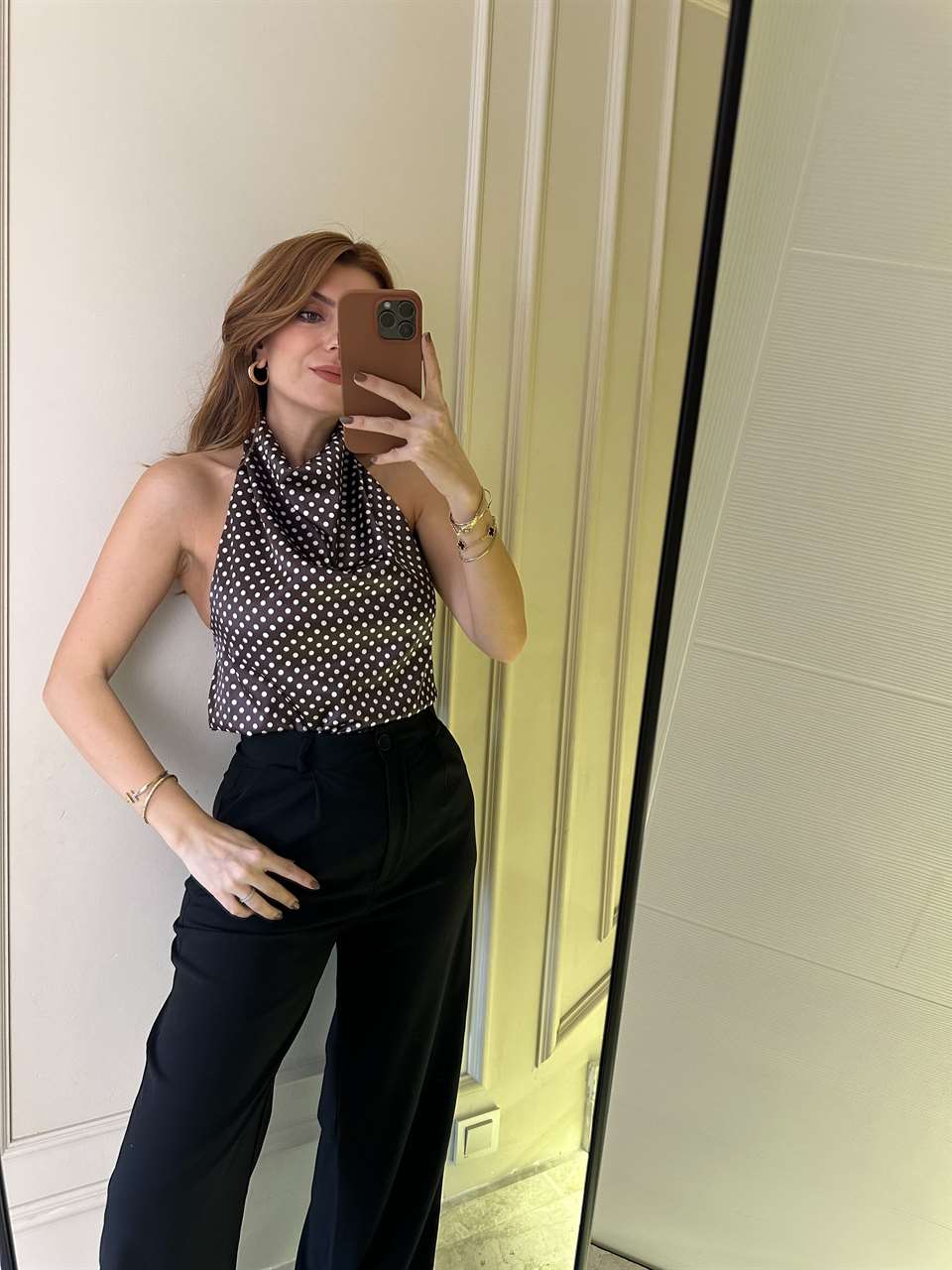 Acı Kahve Boyundan Düğmeli Puantiye Bluz