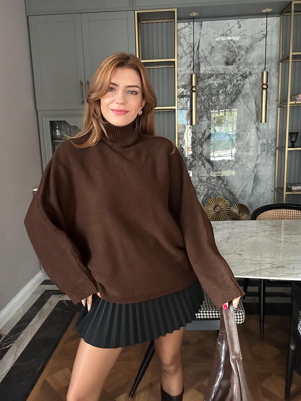 Acı Kahve Dik Yaka Yarasa Kol Kazak