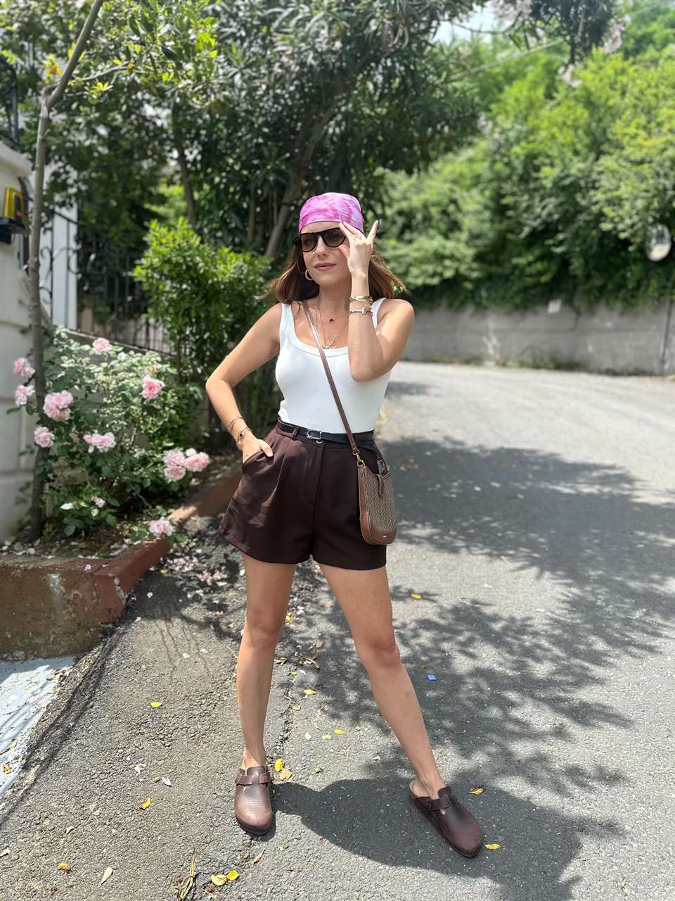 Acı Kahve Kemerli Pileli Kumaş Şort