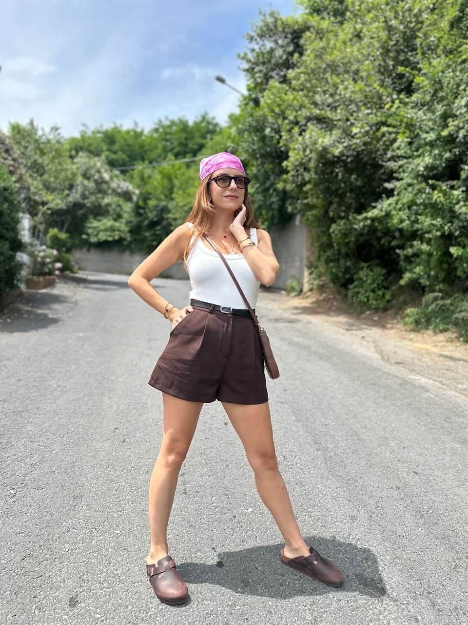 Acı Kahve Kemerli Pileli Kumaş Şort
