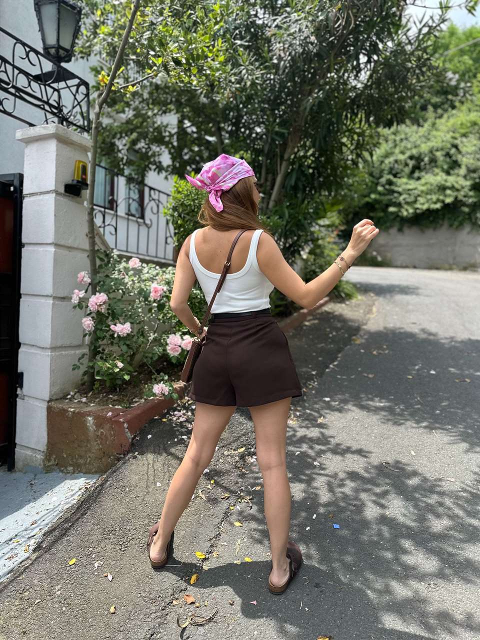 Acı Kahve Kemerli Pileli Kumaş Şort