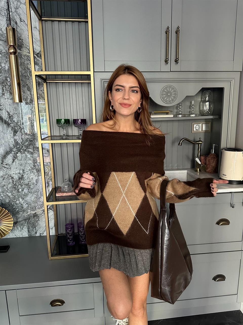 Acı Kahve Madonna Yaka Sakallı Triko Kazak