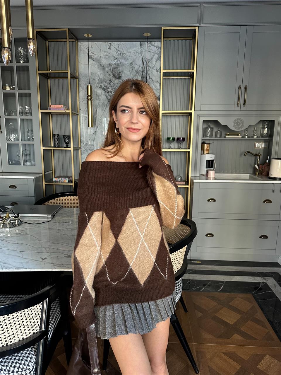 Acı Kahve Madonna Yaka Sakallı Triko Kazak